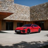 Porsche Panamera rood voor het huis