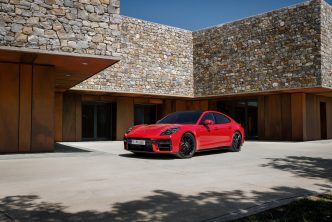 Porsche Panamera rood voor het huis