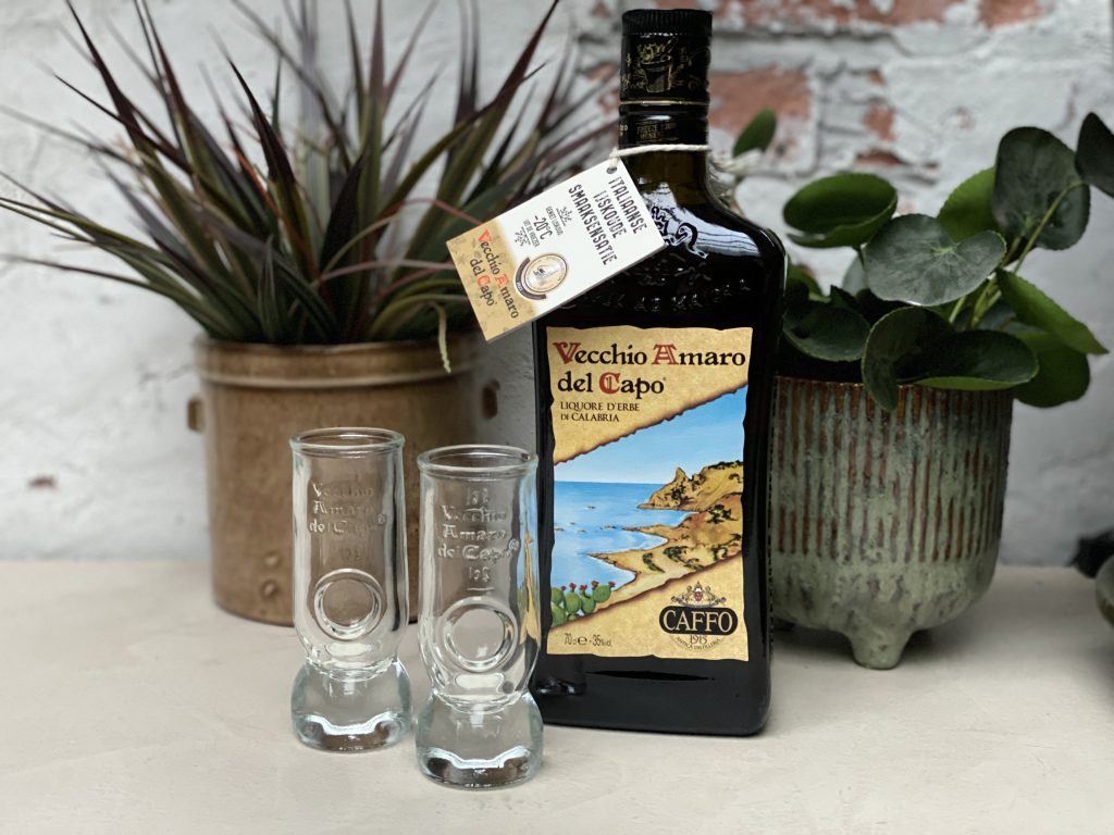 Amaro del Capo met twee glasjes van hen zelf