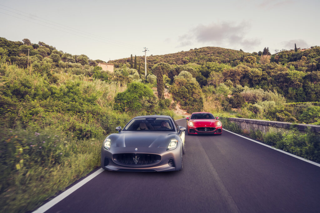 Maserati GranTurismo Trofeo en GranTurismo Folgore in actie op een kronkelende Toscaanse weg. De luxe sportauto’s combineren Italiaanse elegantie met ongekende prestaties en rijplezier.