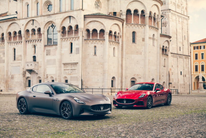 Maserati GranTurismo Trofeo en GranTurismo Folgore geparkeerd in een historische Italiaanse setting. De luxe sportauto’s belichamen Italiaans vakmanschap, krachtige prestaties en innovatie. Perfecte combinatie van design en snelheid.