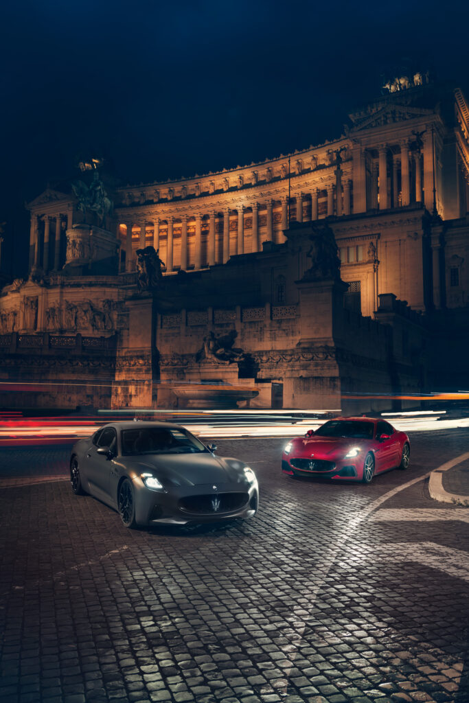 Maserati GranTurismo Trofeo en GranTurismo Folgore bij nacht in Rome, omringd door historische architectuur en dynamische lichtstrepen. Een perfecte combinatie van Italiaanse luxe, kracht en elegantie.