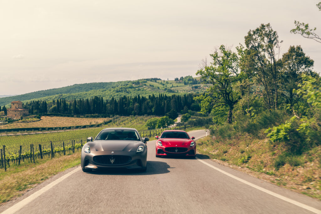 Maserati GranTurismo Trofeo en GranTurismo Folgore razen door het Toscaanse landschap. De ultieme combinatie van Italiaanse luxe, prestaties en rijplezier in een adembenemende omgeving.